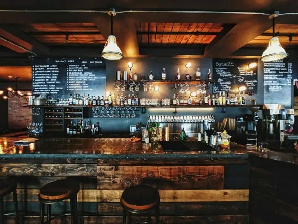 Salle du restaurant Olarry à Luxembourg-Bonnevoie : comptoir, plaque de fonte et service
